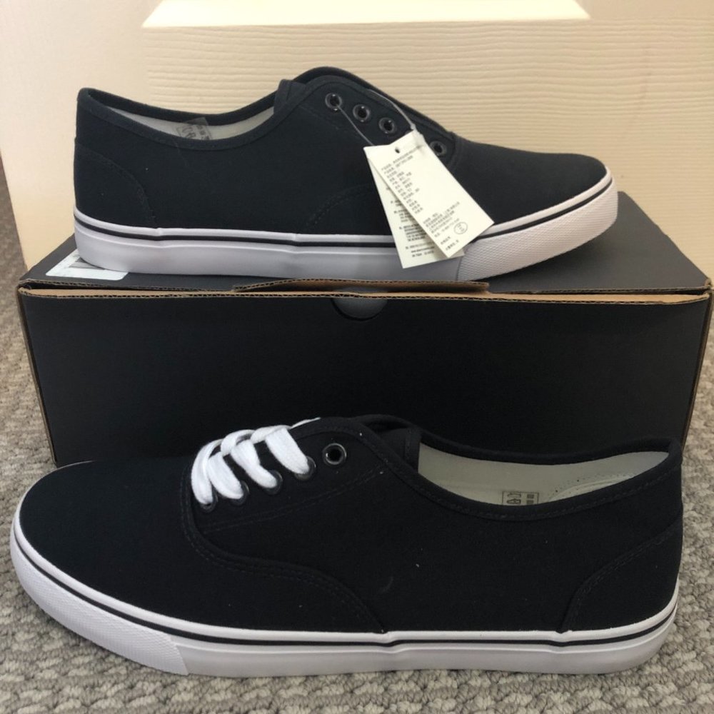 Hollister Dark Navy Low Top Shoe Size 9.5